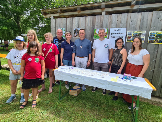 Gruppenfoto mit Kindern und Erwachsenen beim Mehrgenerationenfest 2024 in Riegersburg